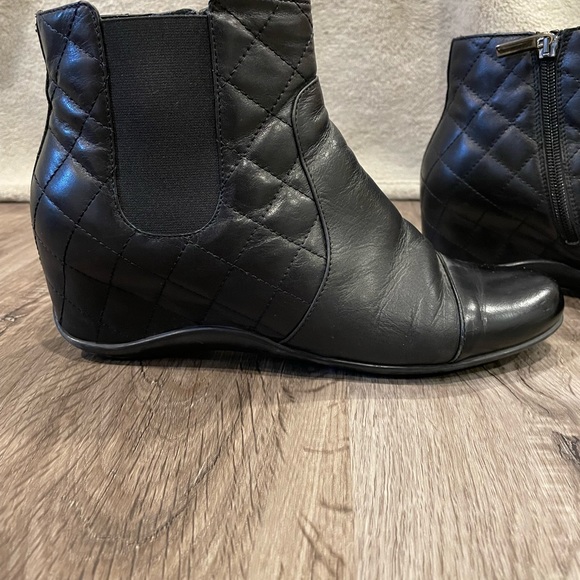 AQUATALIA Black Quilted Wedge Zipper Booties Size 37.5 - Picture 3 of 7